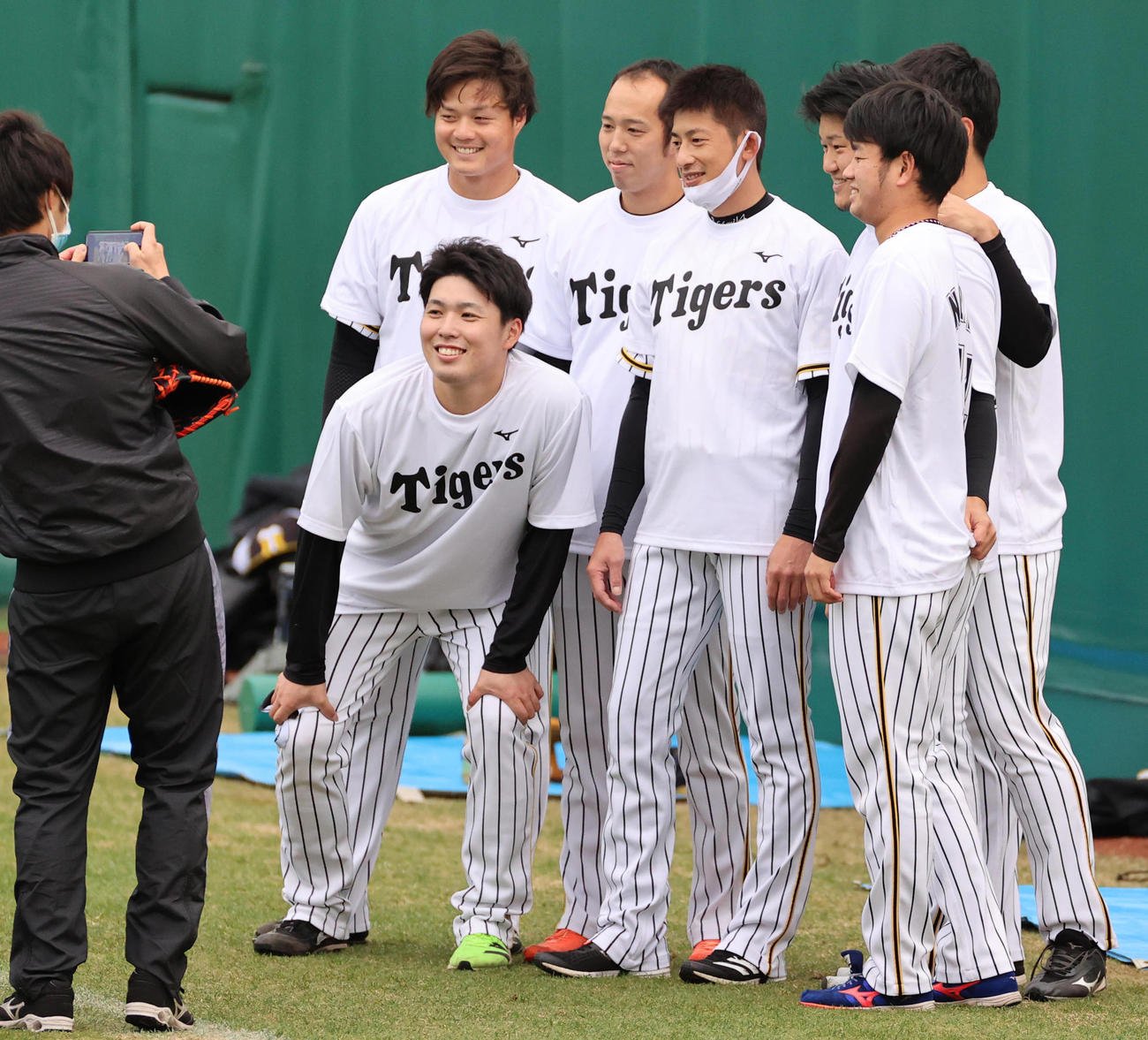 阪神対DeNA　試合前練習、チームメートと記念撮影を行う能見篤史（撮影・清水貴仁）