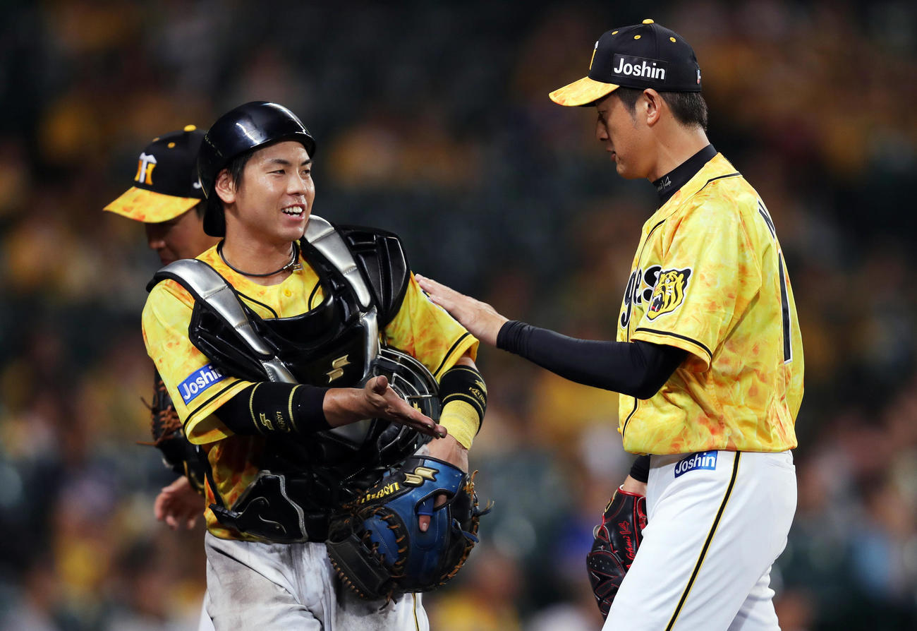 梅野隆太郎（左）とタッチを交わす能見篤史（2019年7月23日撮影）