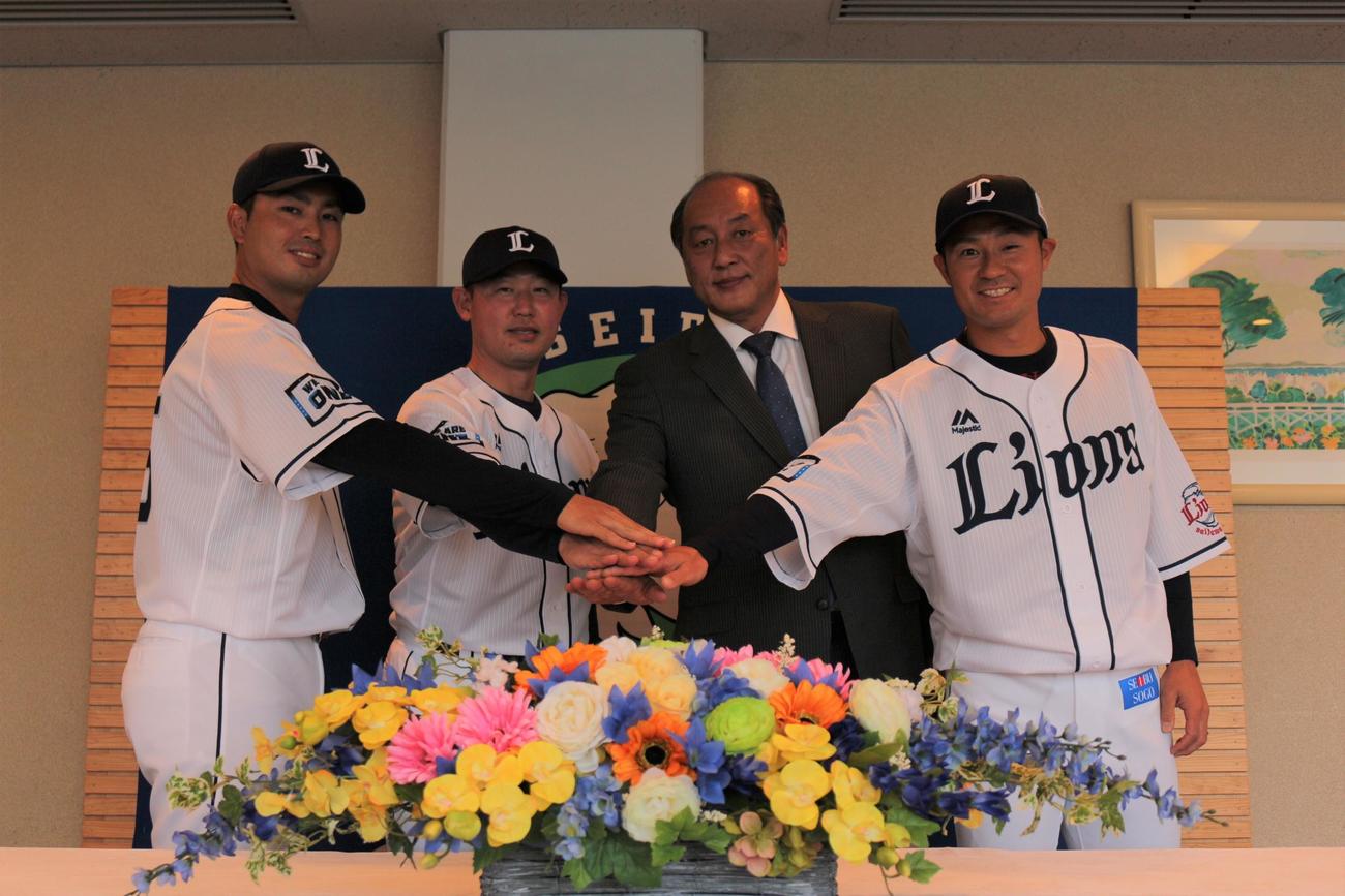 渡辺GM（左から3人目）と写真に納まる（左から）大石2軍投手コーチ、高山2軍打撃コーチ、鬼崎2軍内野守備走塁コーチ（球団提供）