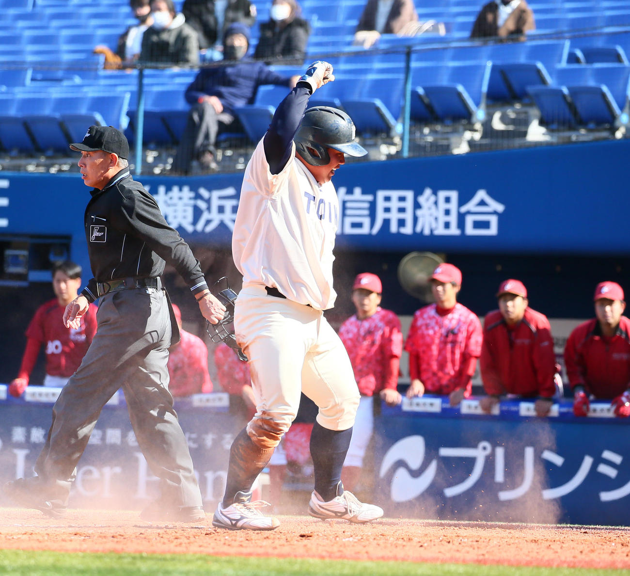 共栄大対桐蔭横浜大　5回裏桐蔭横浜大2死二塁、吉田賢の中前適時打で生還しガッツポーズする渡部（撮影・足立雅史）