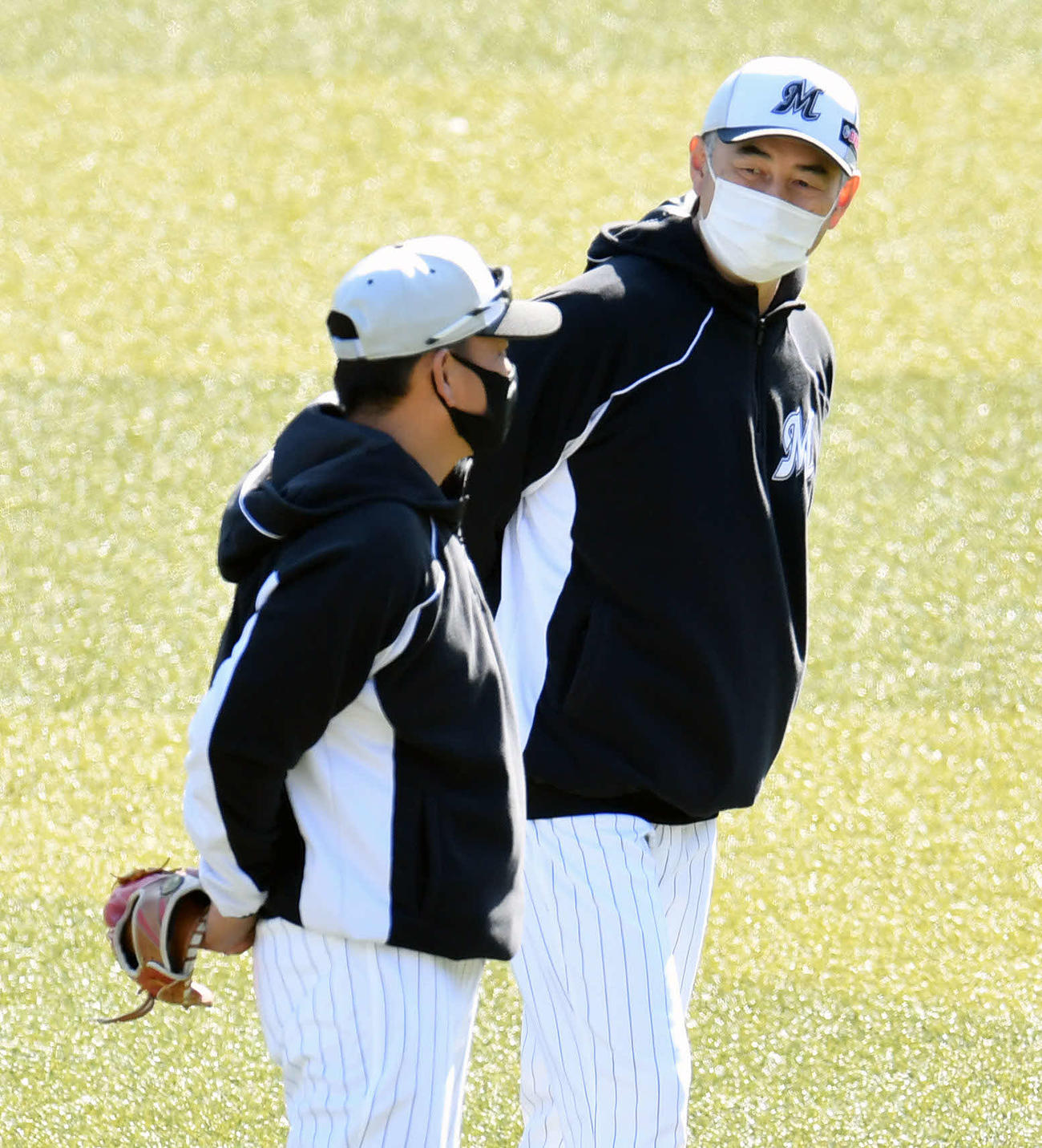 ロッテ井口監督（手前）と話す吉井投手コーチ（撮影・滝沢徹郎）