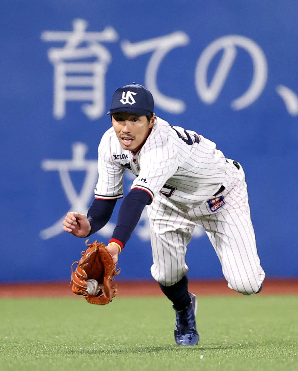 2020年11月10日に坂倉の左飛を好捕する上田