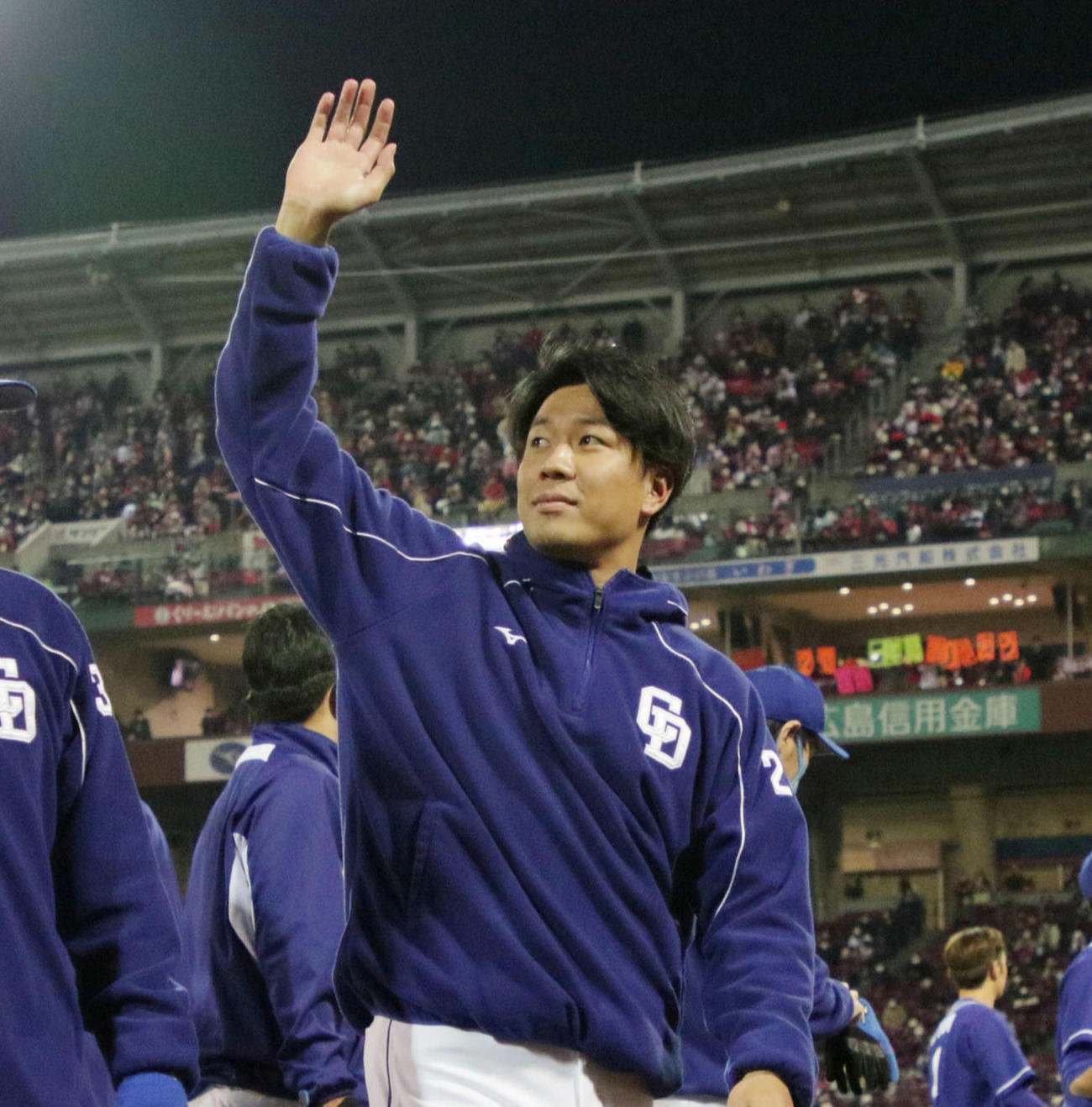 広島戦の試合後、ファンの声援に応える大野雄（撮影・加藤孝規）