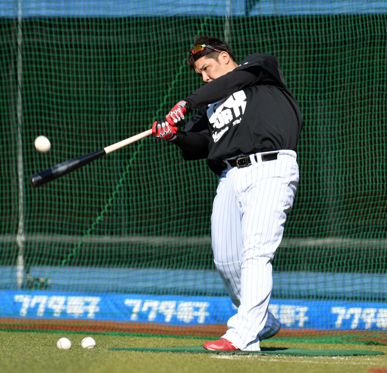 ロングティーするロッテ井上（撮影・滝沢徹郎）