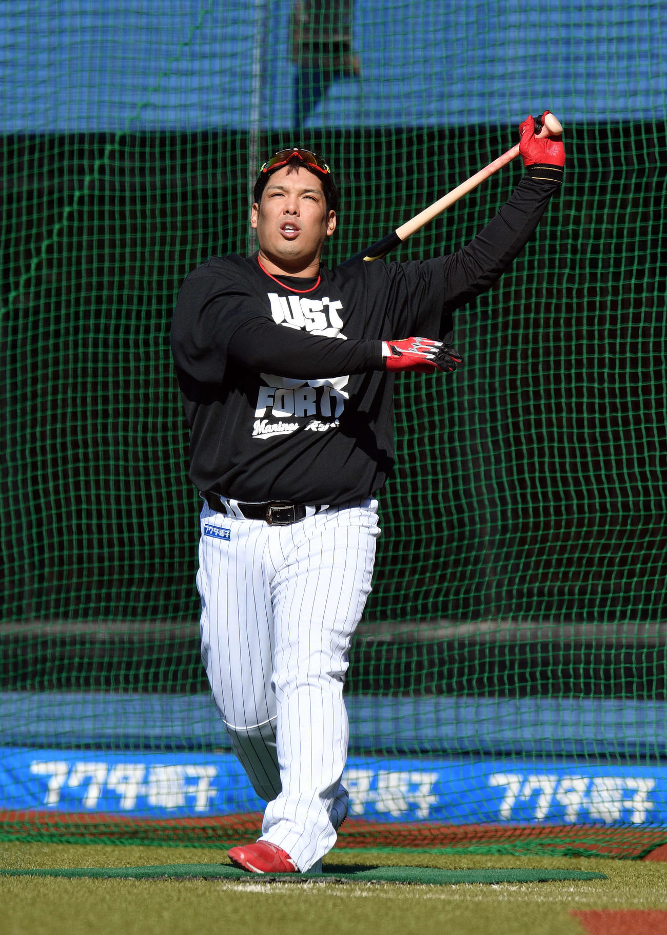 ロングティーするロッテ井上（撮影・滝沢徹郎）