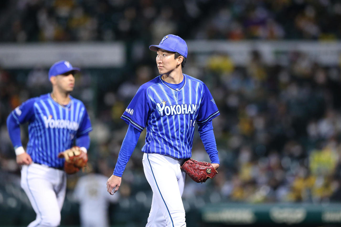 阪神対DeNA　DeNA大貫（手前）は4回を3者凡退に抑える（撮影・上山淳一）