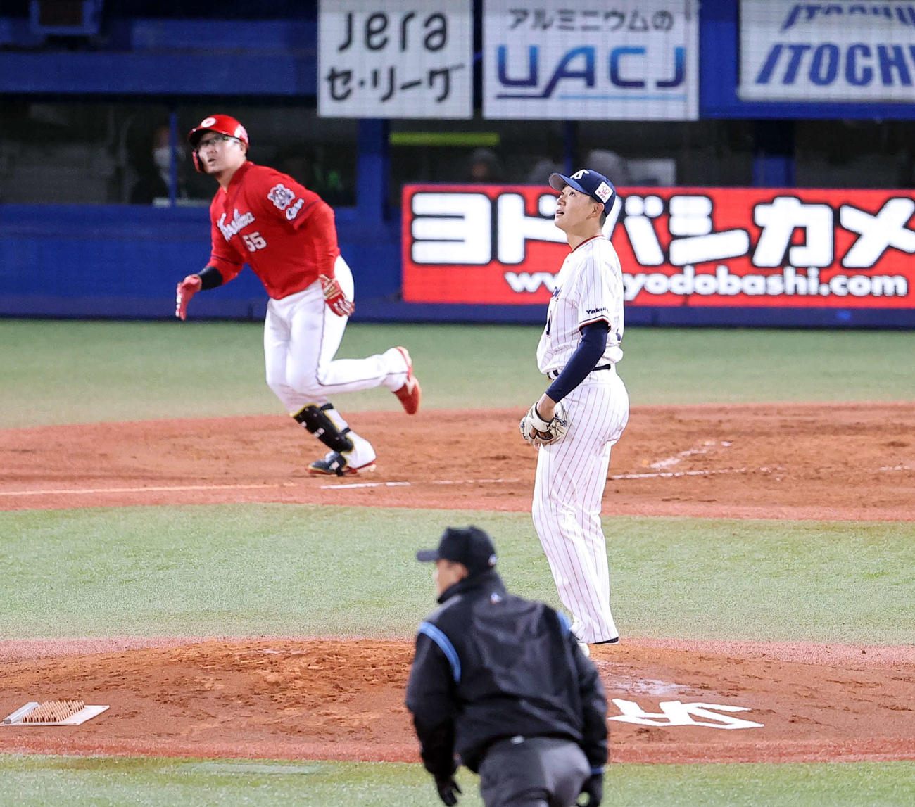 ヤクルト対広島　3回表広島無死一塁、松山に2点本塁打を許し、打球を見つめる奥川（2020年11月10日撮影）