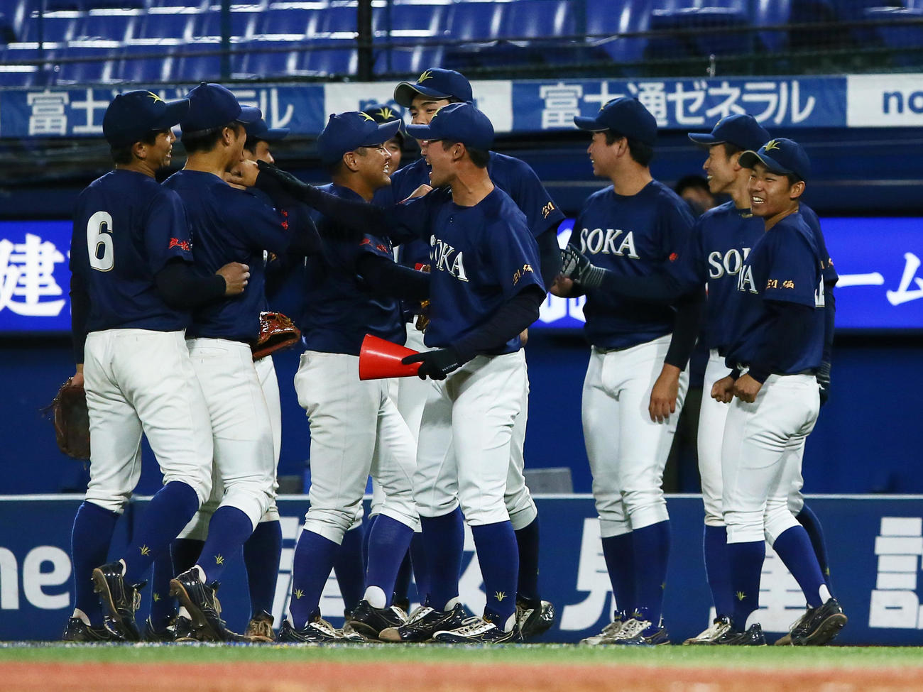 創価大対上武大　決勝進出を決め喜ぶ創価大ナイン（撮影・足立雅史）