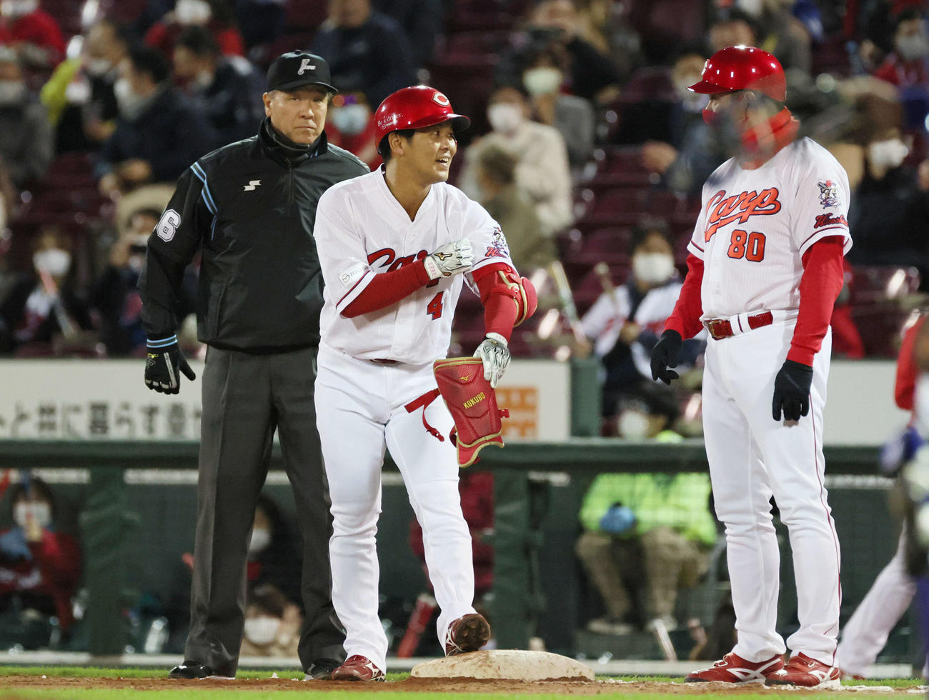 プロ野球広島対中日　8回裏広島2死、代打の小窪は右前打を放つ（撮影・加藤孝規）