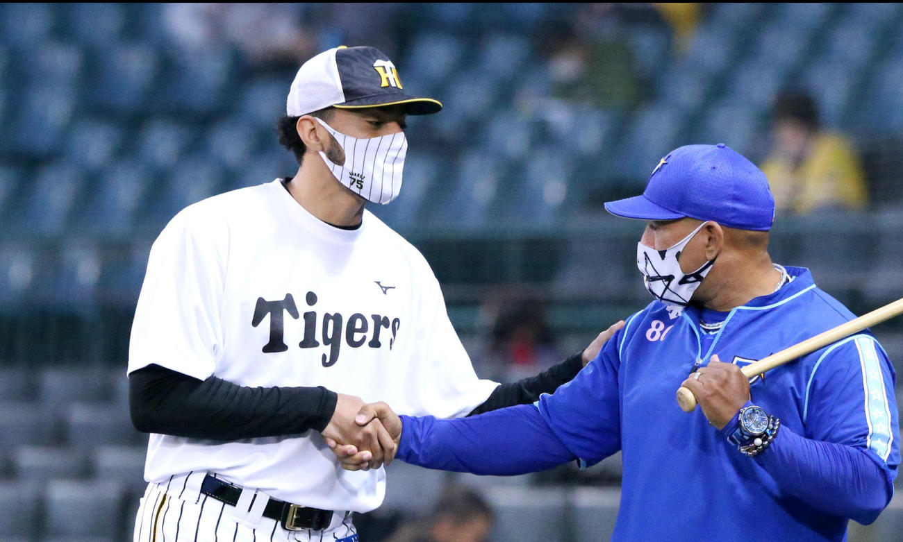 阪神対DeNA　試合前、スアレス（左）と握手するDeNAラミレス監督（撮影・上山淳一）