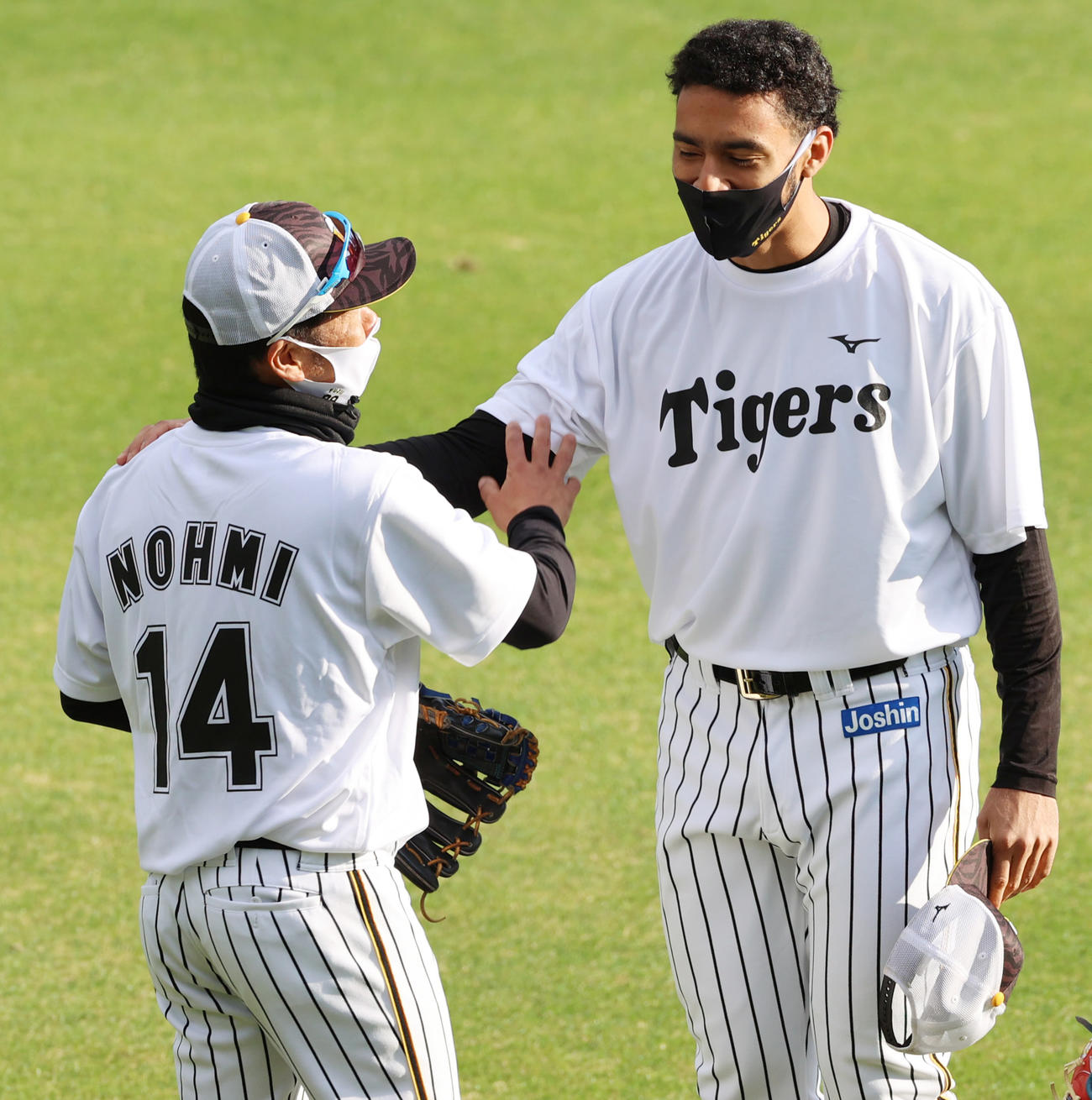 阪神対DeNA　試合前練習、藤井彰人バッテリーコーチ（左）と話すロベルト・スアレス（撮影・清水貴仁）