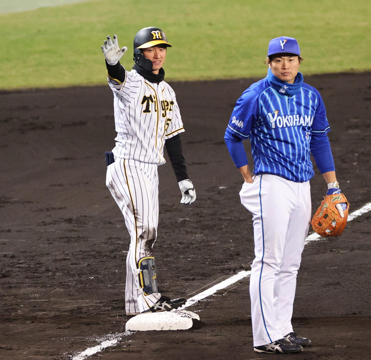 阪神対DeNA　8回裏阪神無死二塁、右翼線へ先制適時三塁打を放つ近本光司（撮影・清水貴仁）