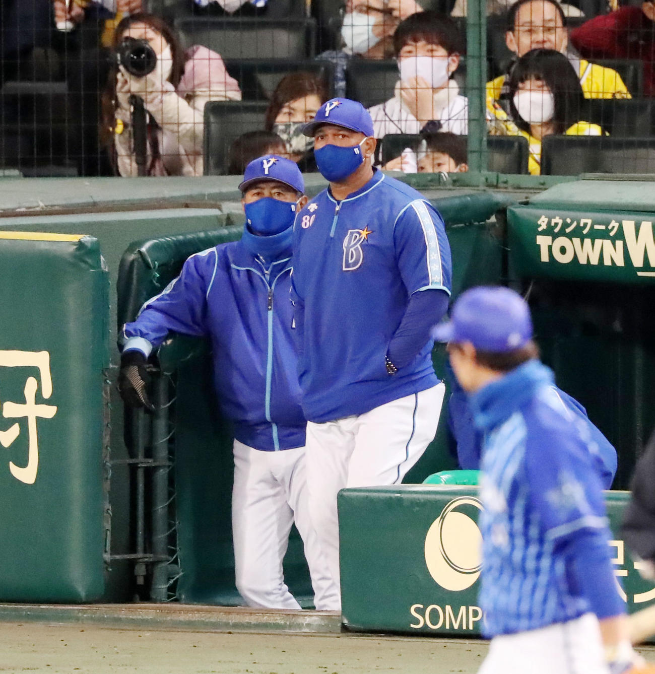 阪神対DeNA　8回裏、投手交代を告げにベンチを出るラミレス監督（撮影・加藤哉）