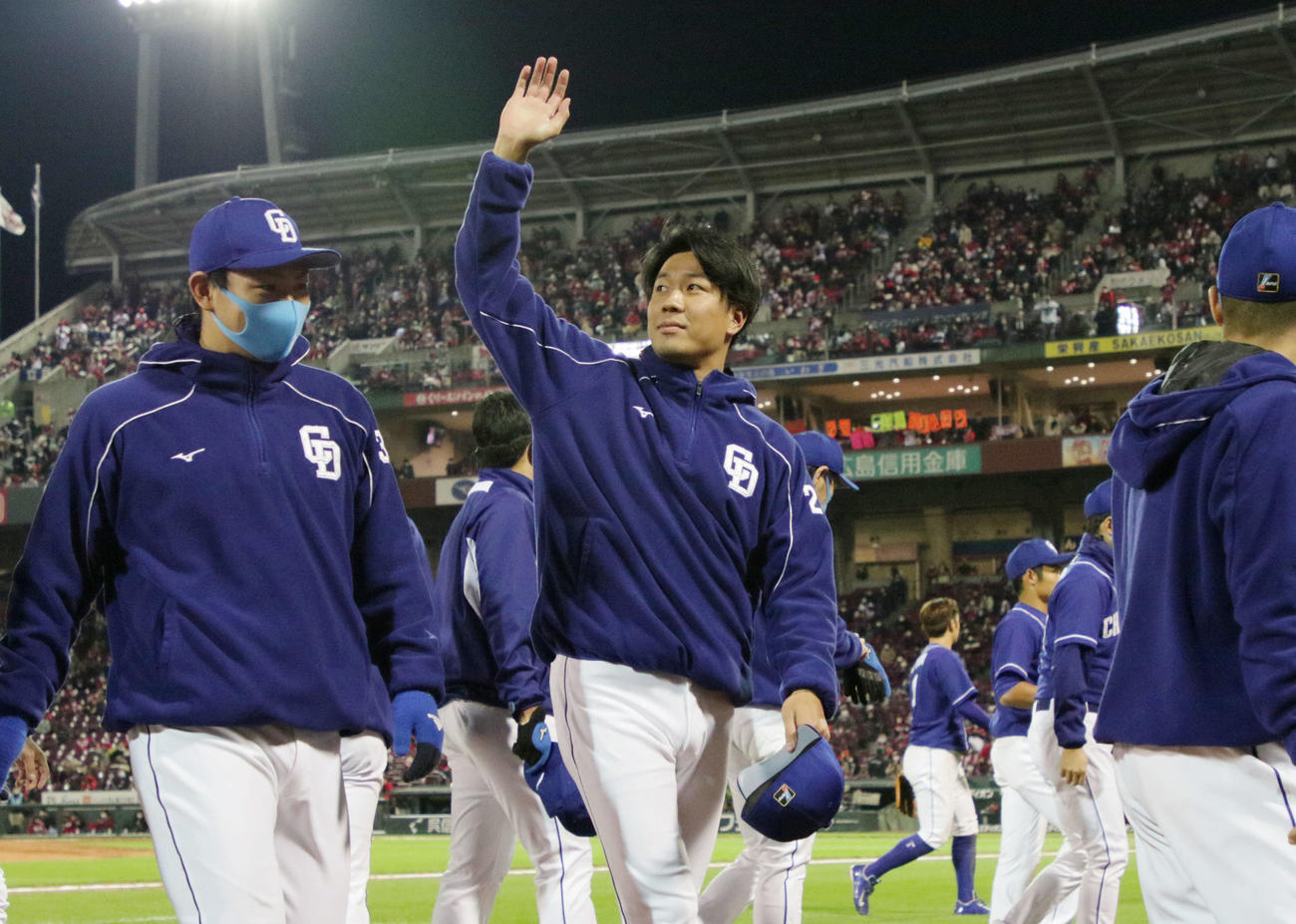 広島戦の試合後、ファンの声援に応える大野雄（撮影・加藤孝規）