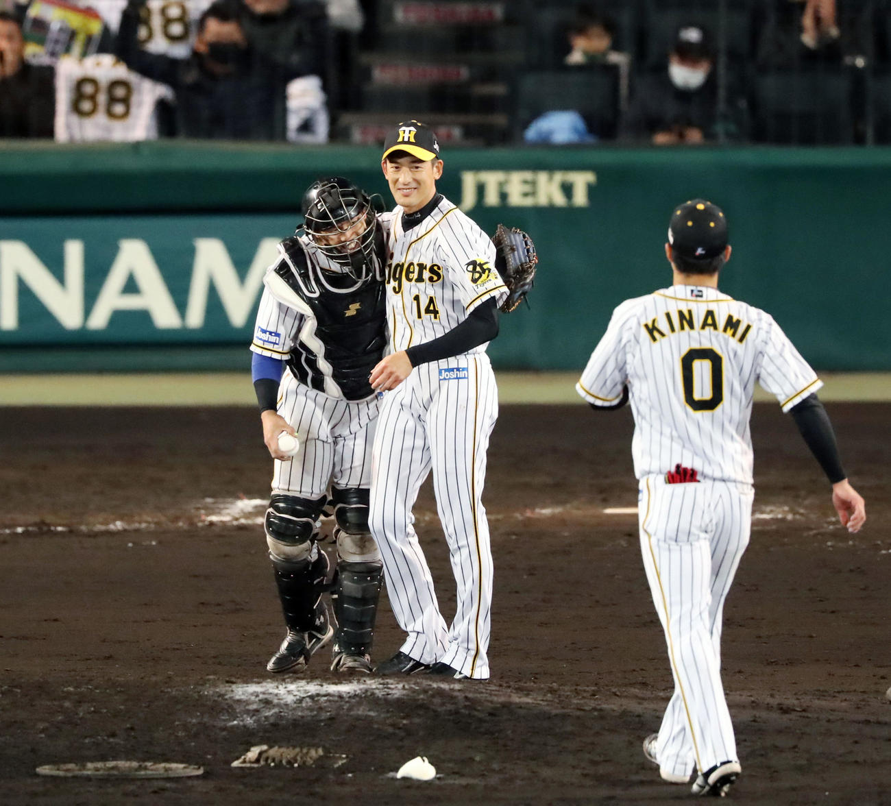 阪神対DeNA　9回表に登板し無失点ピッチングで締めた能見は笑顔で梅野（左）と肩を寄せる（撮影・加藤哉）