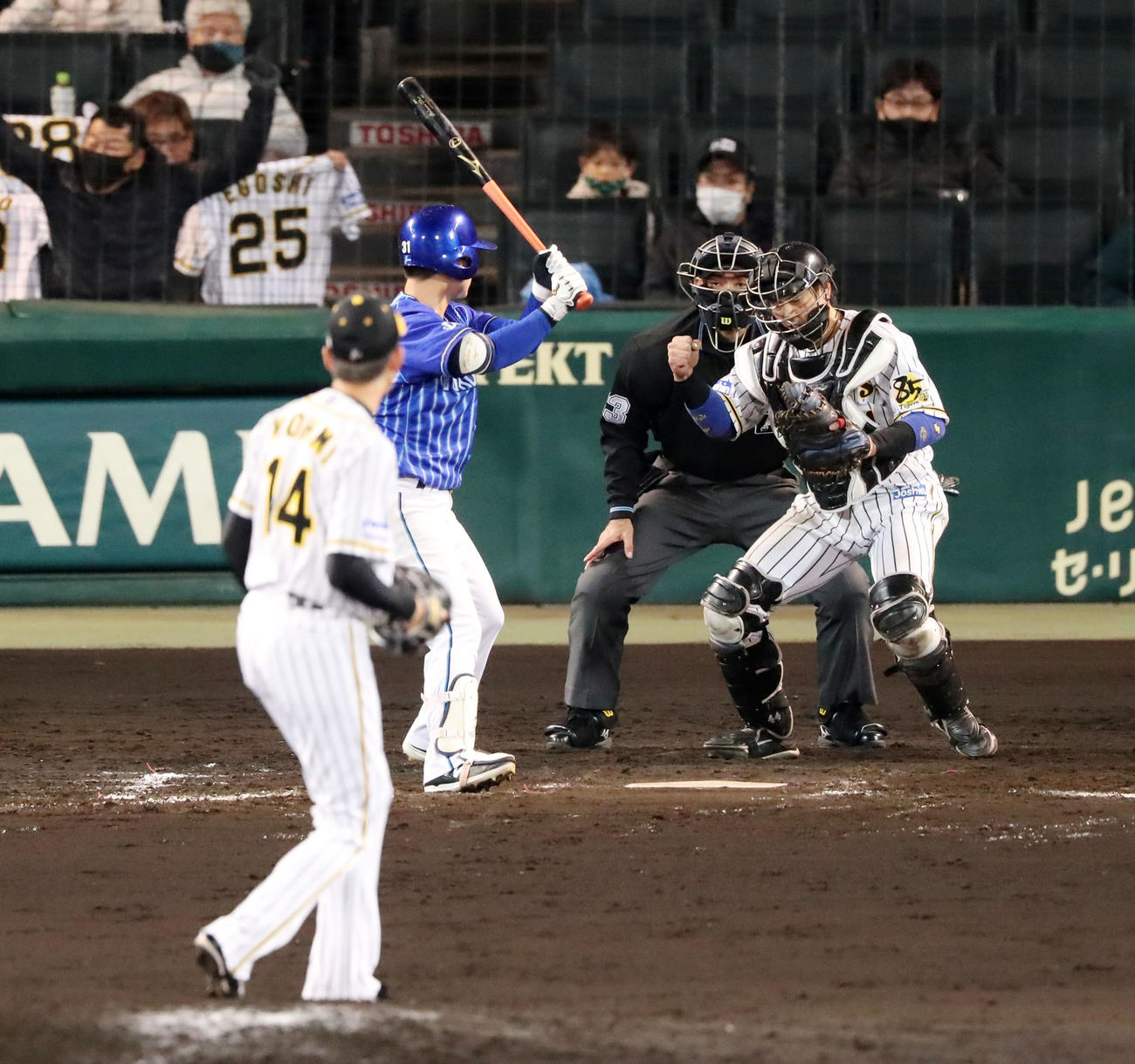 阪神対DeNA　9回表DeNA2死、柴田が空振り三振しガッツポーズを見せる梅野、左は能見（撮影・加藤哉）