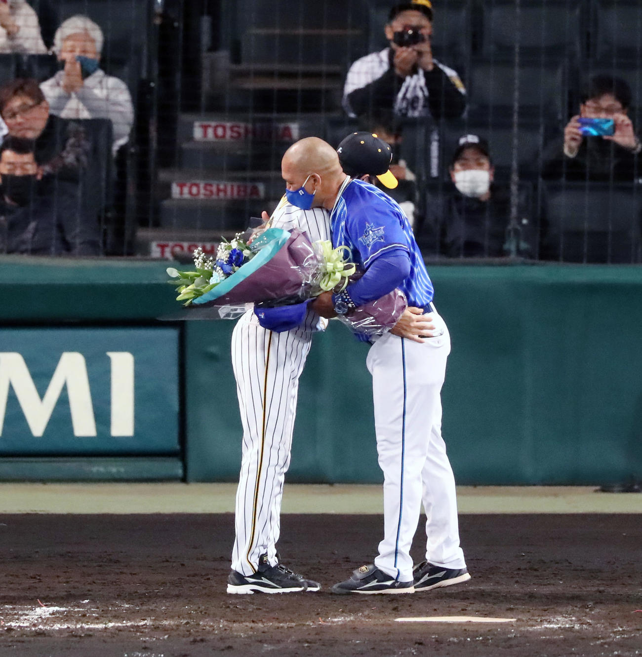 阪神対DeNA試合後、矢野燿大監督はアレックス・ラミレス監督へ花束を手渡した（撮影・加藤哉）
