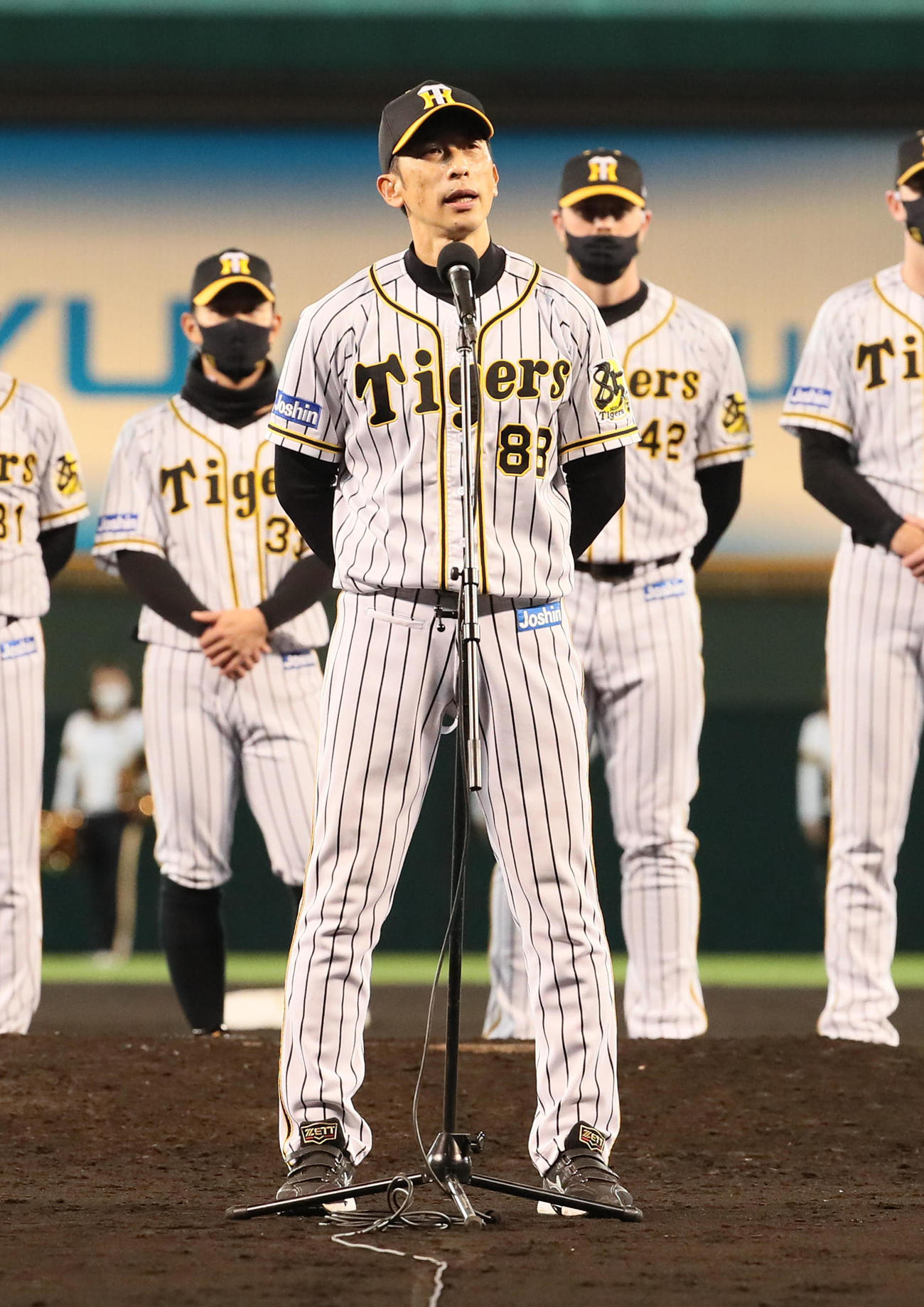 シーズンを終えファンの前であいさつする矢野監督