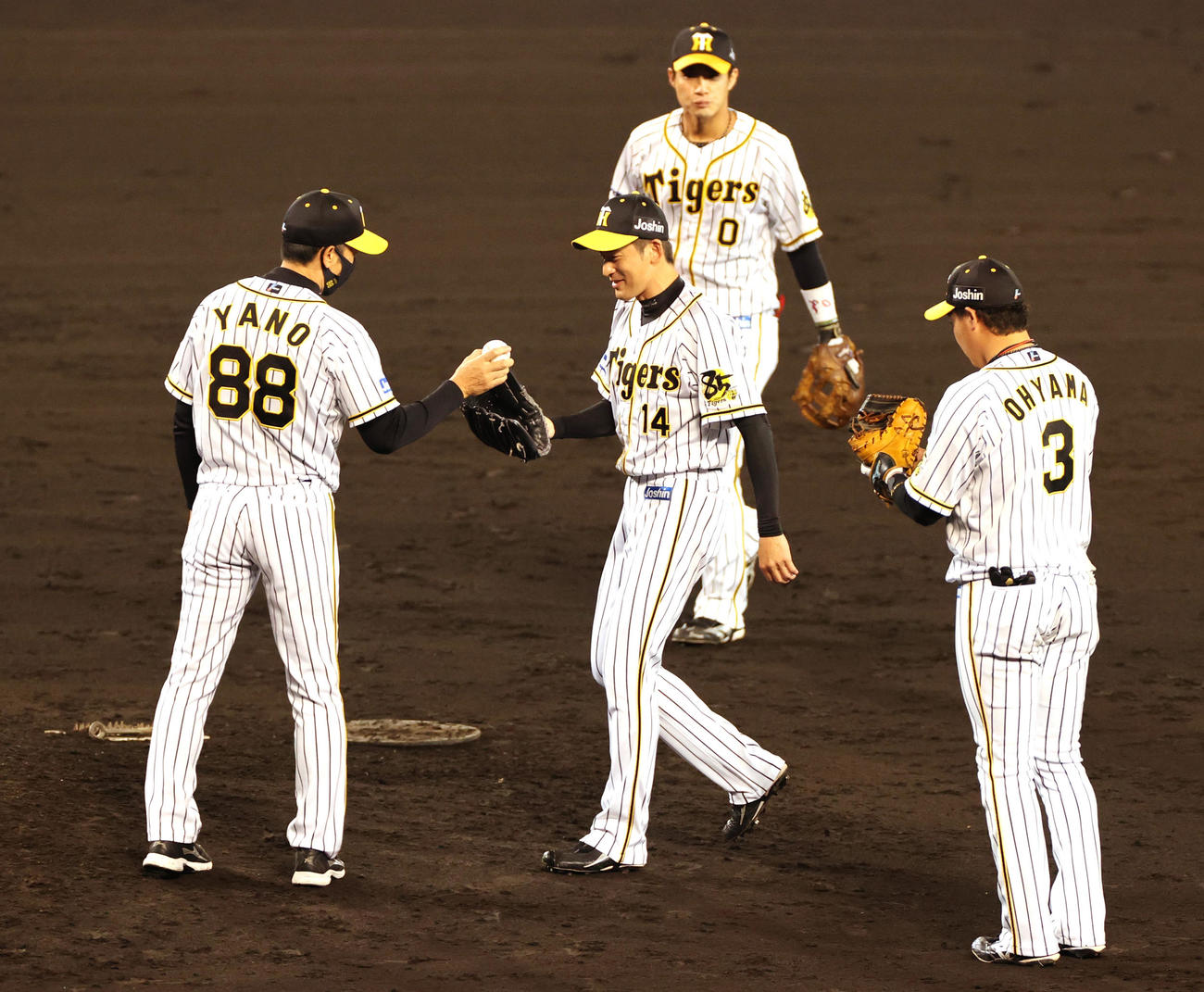 阪神対DeNA　9回、矢野監督からボールを受け取る能見（撮影・清水貴仁）