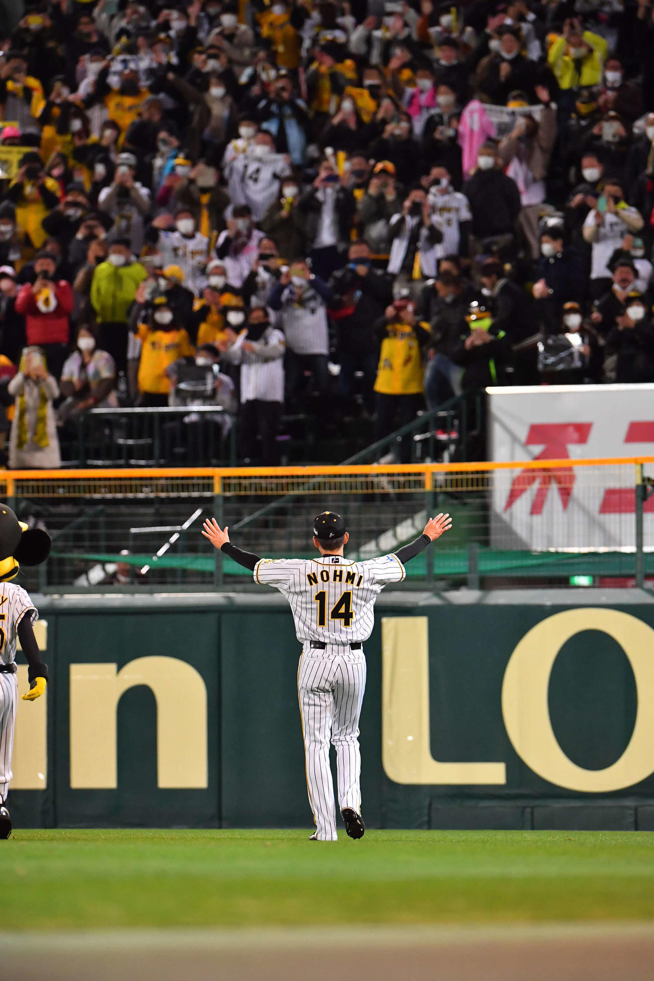 阪神対DeNA　場内を1周しファンの声援に両手を広げ応える能見（撮影・上田博志）