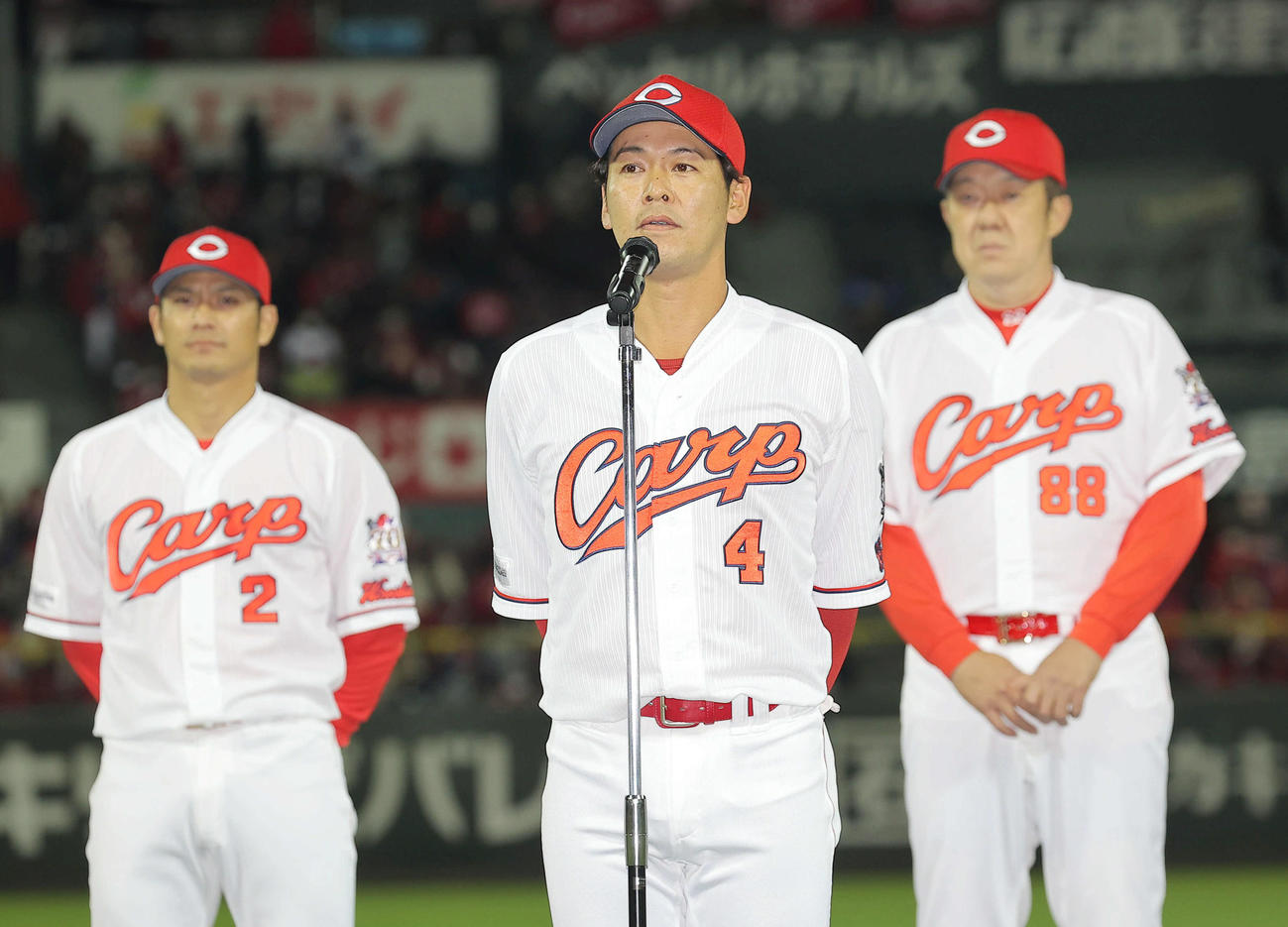 プロ野球広島対中日　あいさつする小窪