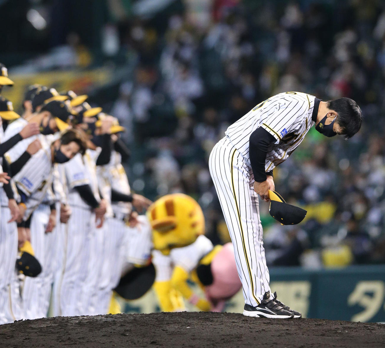 今季最終戦を終えスピーチをした矢野監督はファンに深々と頭を下げる（撮影・上山淳一）