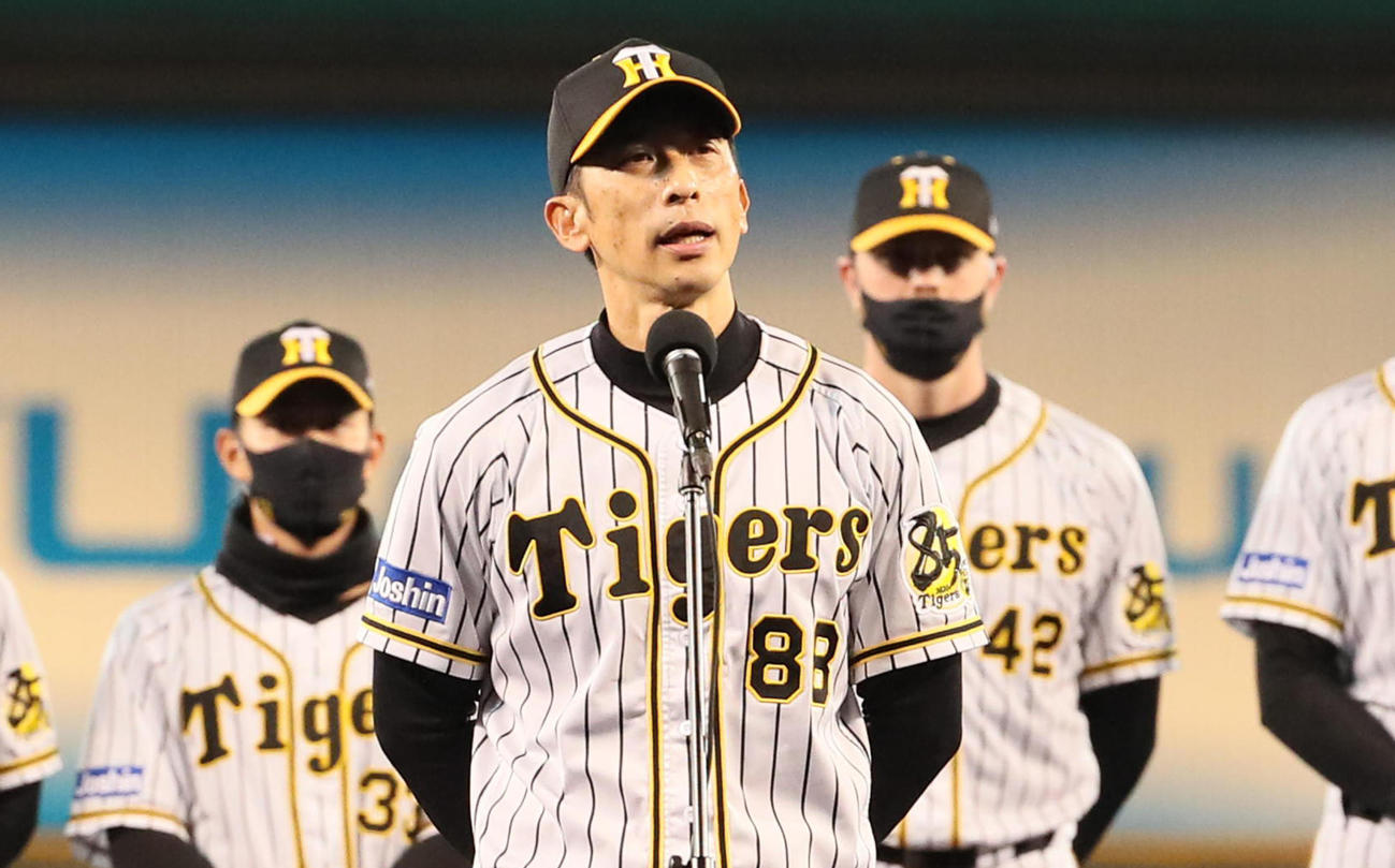 シーズンを終えファンの前であいさつする矢野監督