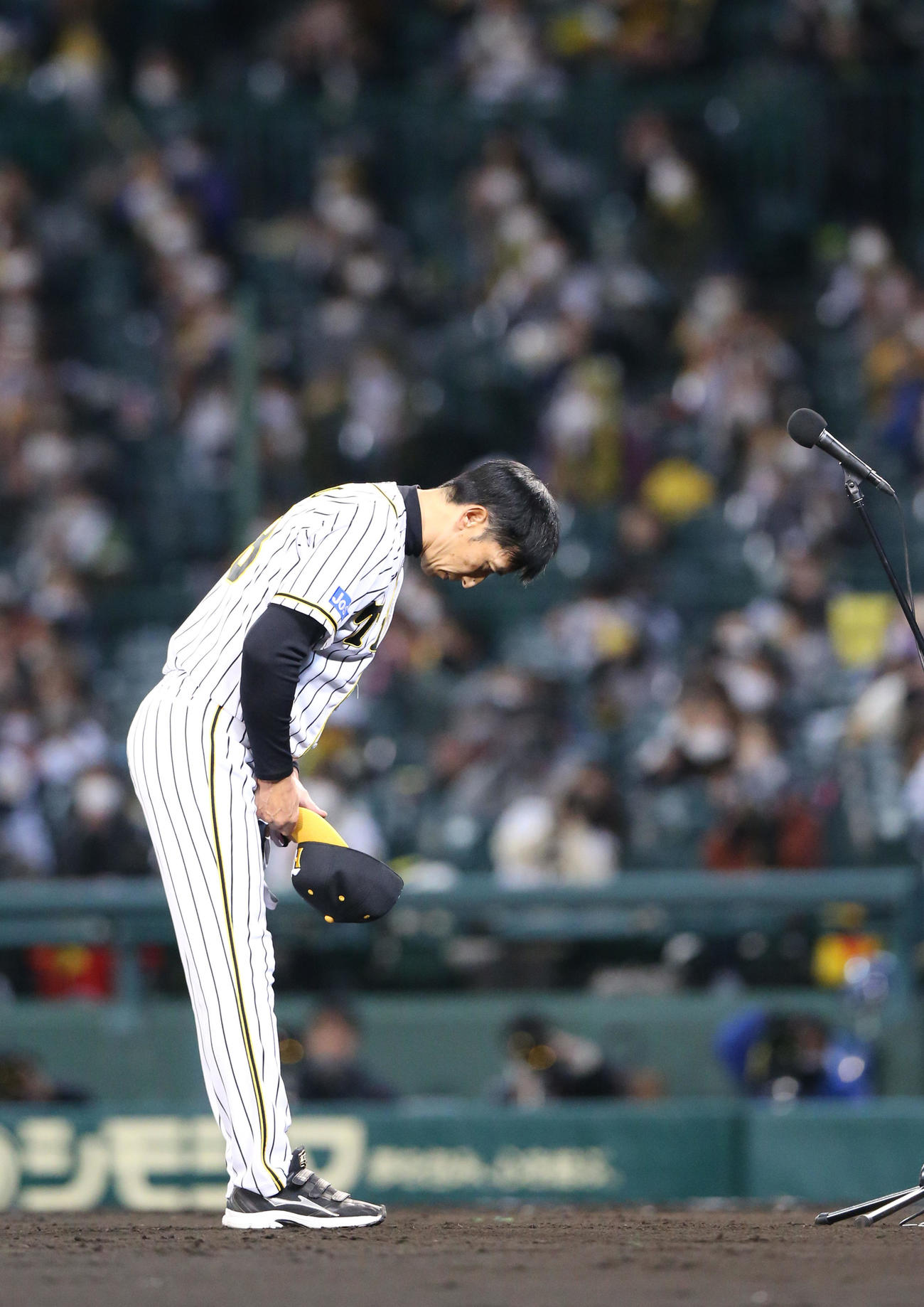 阪神対DeNA　今季最終戦を終えスピーチをした矢野監督はファンの声援に深々とお辞儀する（撮影・上山淳一）