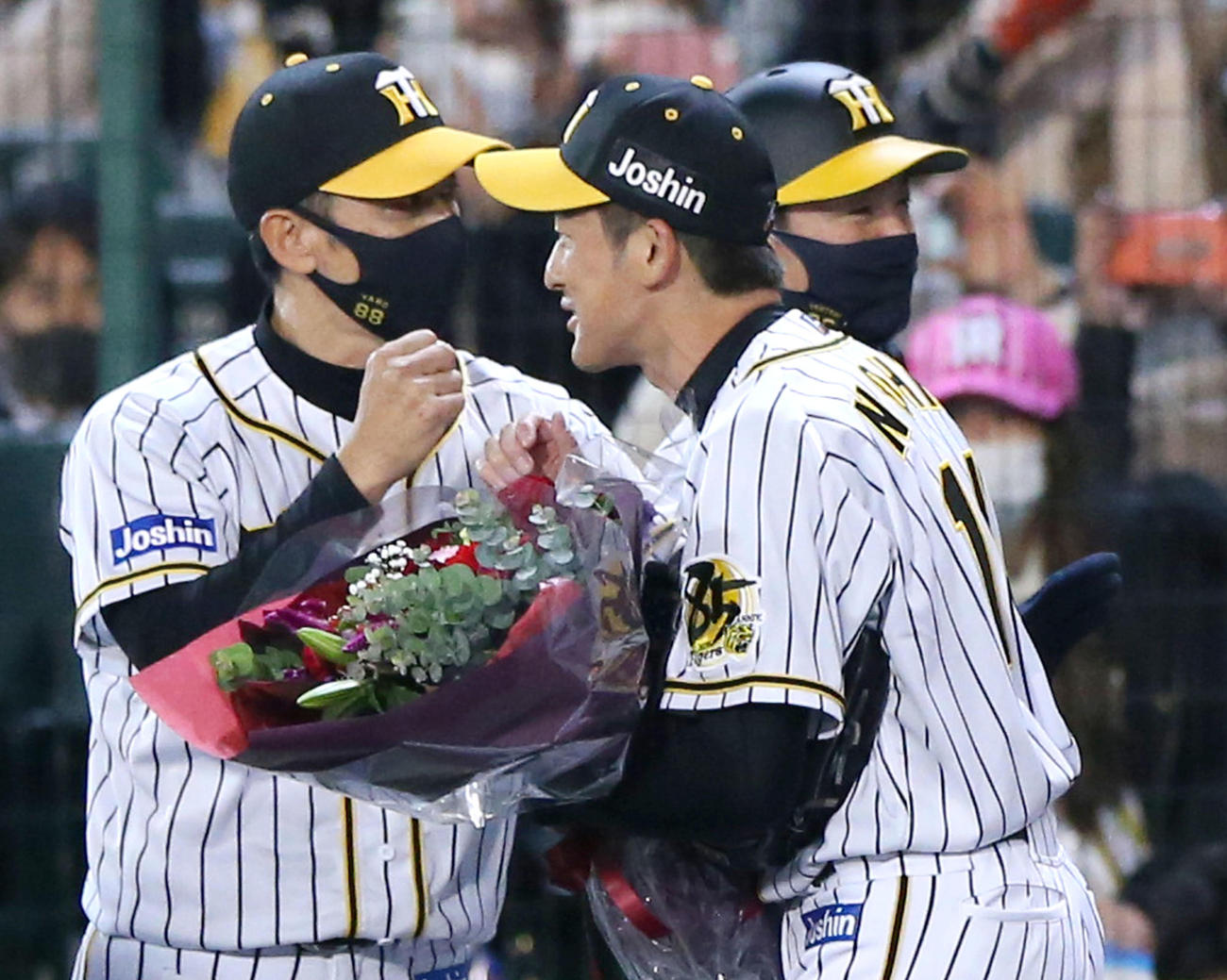 阪神能見（右）は矢野監督に迎えられグータッチ（撮影・上山淳一）
