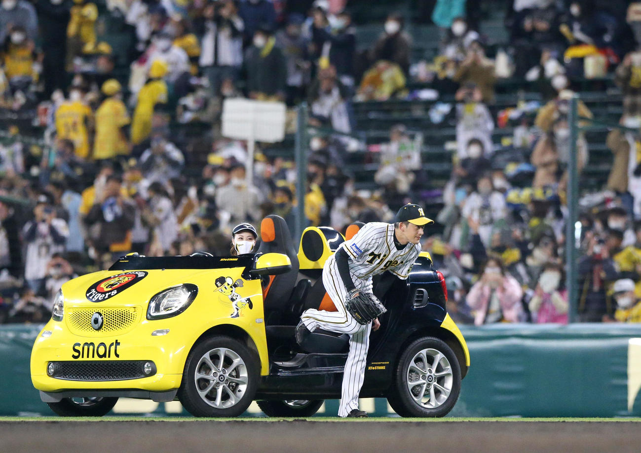 阪神対DeNA　9回表、リリーフカーを降りマウンドへ向かう阪神能見（撮影・上山淳一）