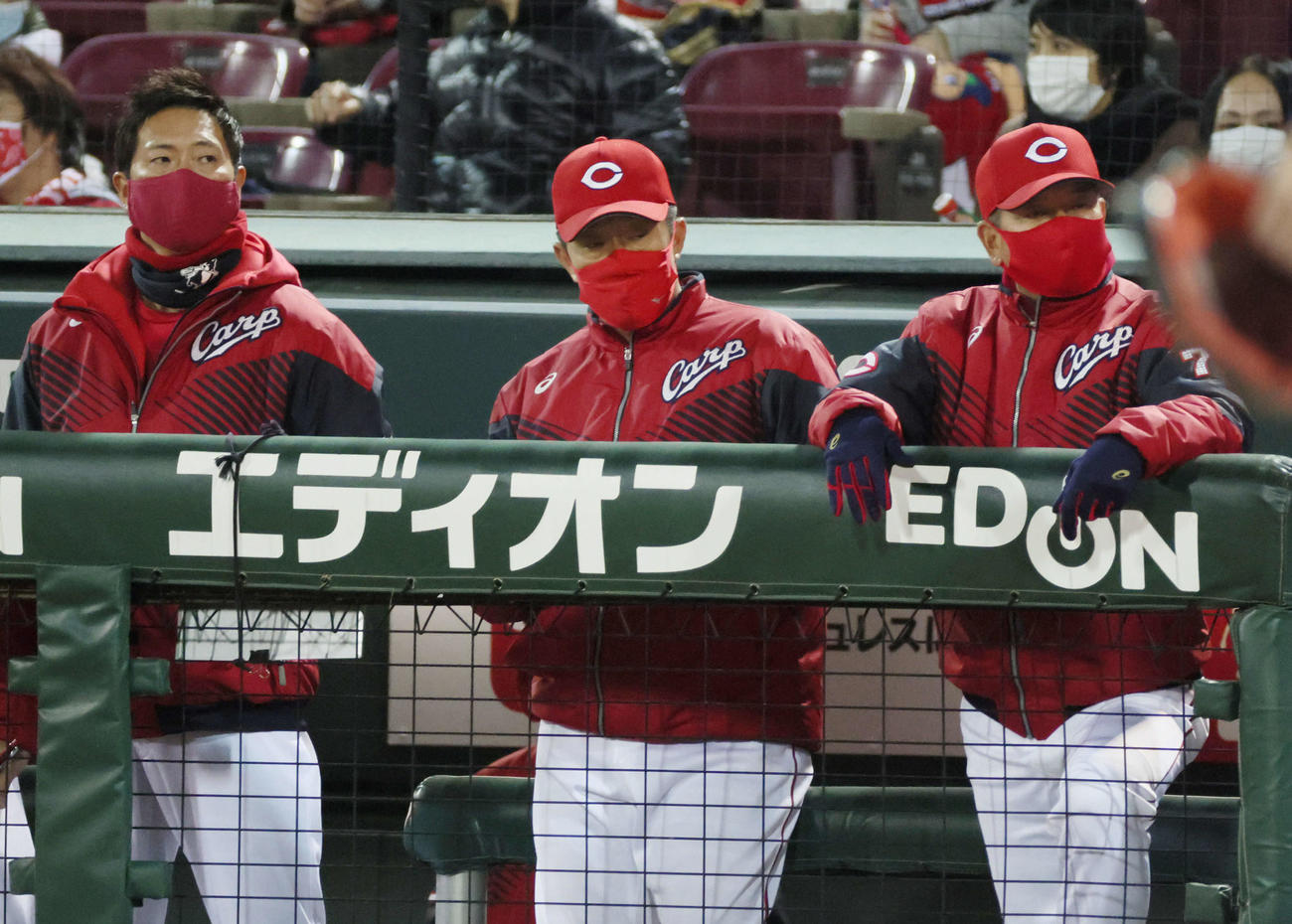 プロ野球広島対中日　8回裏広島、ベンチの佐々岡監督（中央）（撮影・加藤孝規）