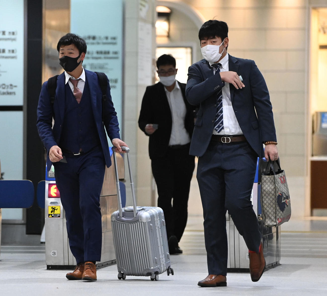 帰京するため新神戸駅に姿を見せた巨人岡本（右）と岸田（撮影・山崎安昭）