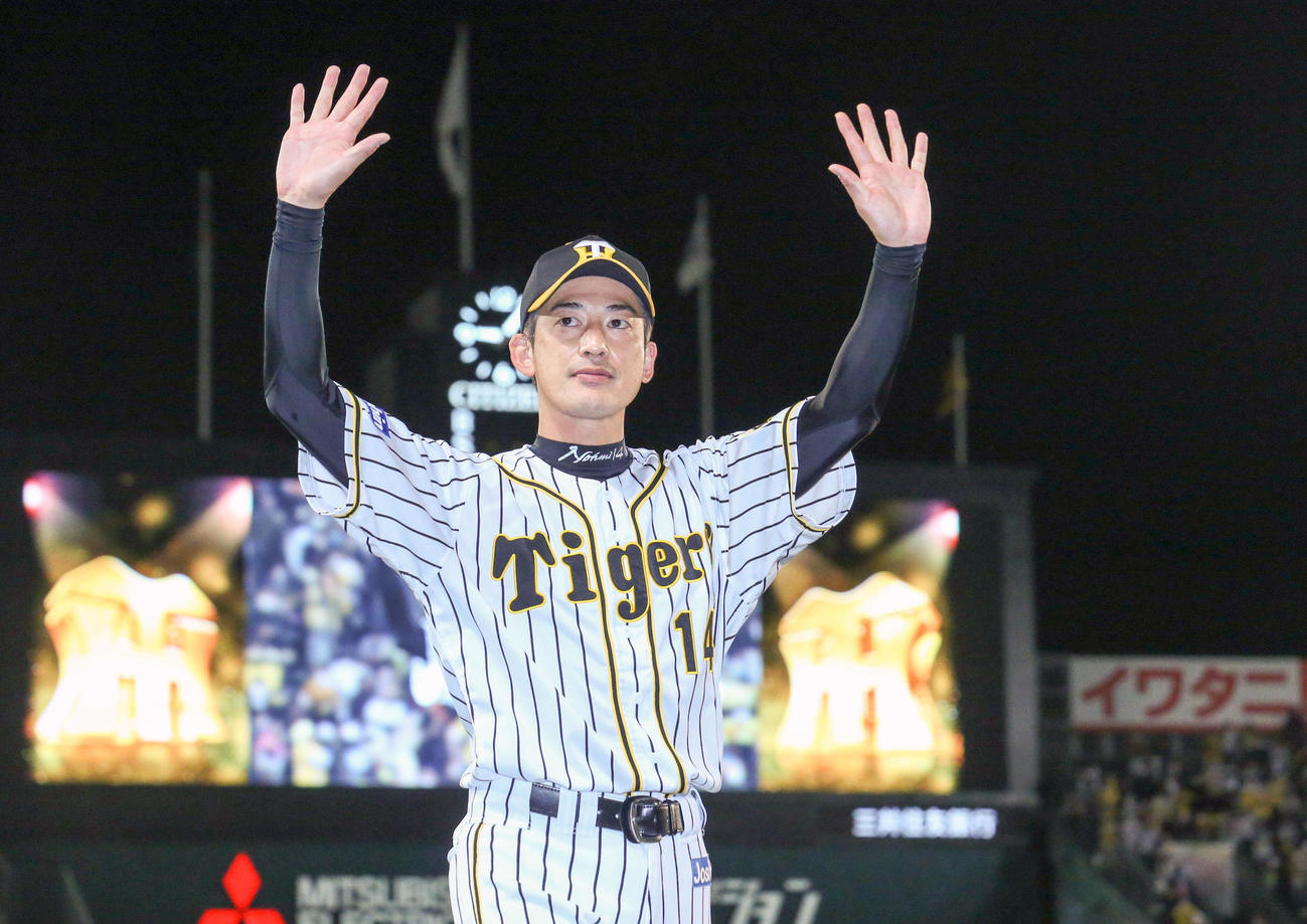阪神対DeNA24回戦　能見篤史はファンからの声援に手を振って応える（撮影・上山淳一）