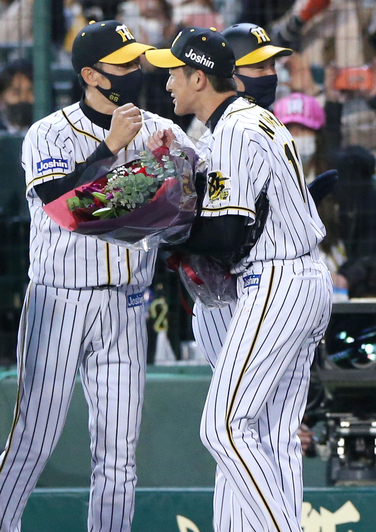 能見（右）は矢野監督に迎えられグータッチ（撮影・上山淳一）