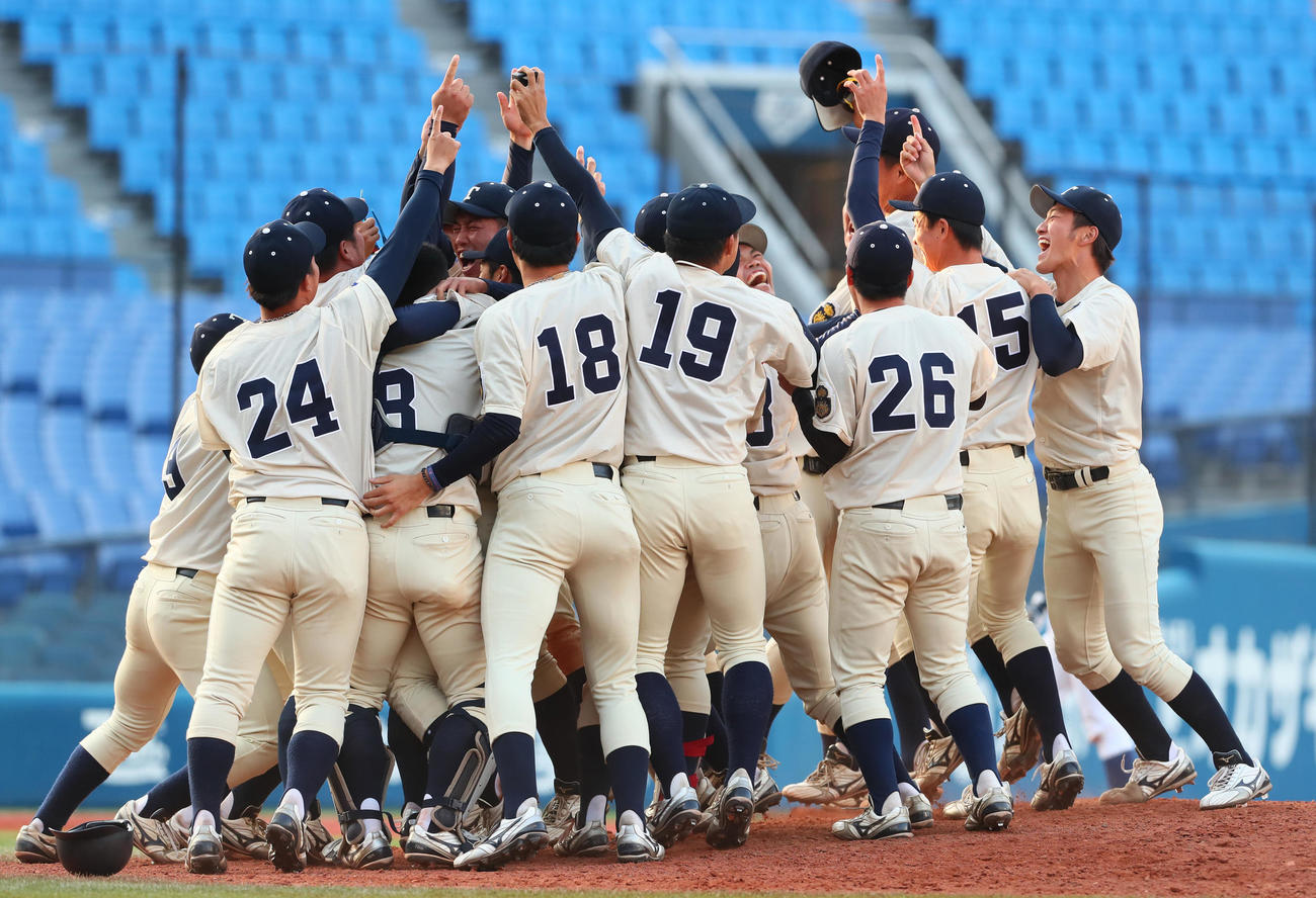 桐蔭横浜大対創価大　優勝し歓喜する桐蔭横浜大ナイン（撮影・足立雅史）