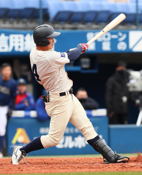 桐蔭横浜大対創価大　3回表桐蔭横浜大1死二、三塁、内山は左越え2点適時二塁打を放つ（撮影・足立雅史）