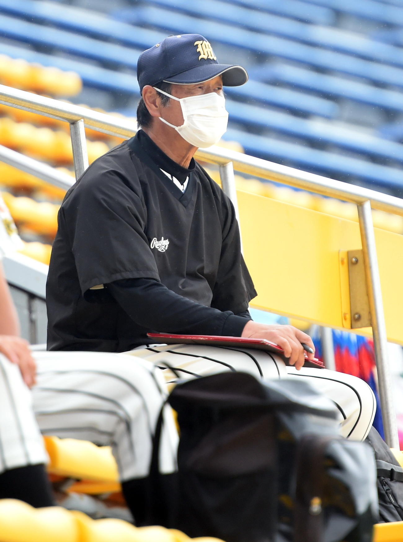 試合をスタンドから見守る明桜・尾花総監督兼投手コーチ（20年7月22日撮影）