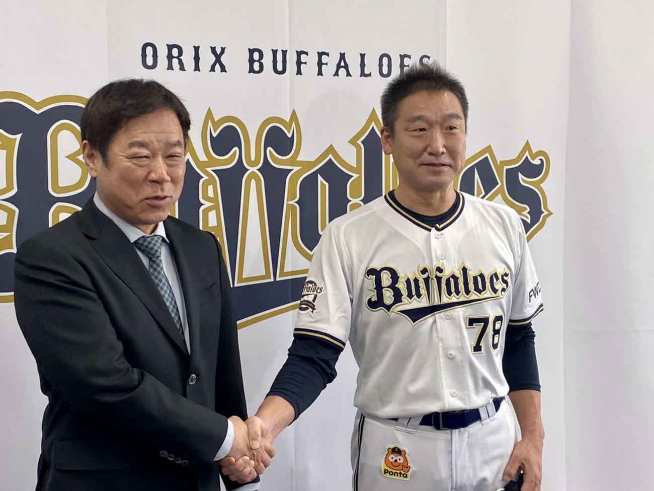 監督就任会見でオリックス中嶋聡監督（左）と福良GM（球団提供）