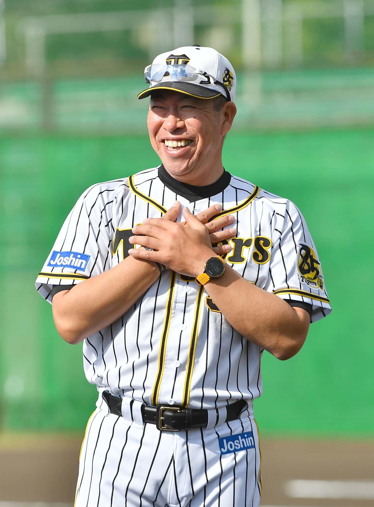 胸に手を当て笑顔を見せる井上一樹打撃コーチ（2020年2月2日撮影）