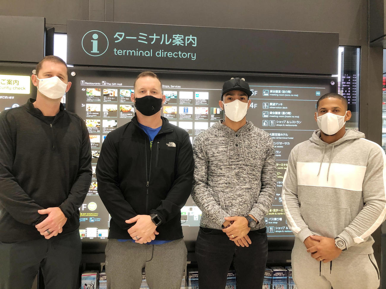 シーズンを終え帰国の途につく、左から阪神ガンケル、サンズ、スアレス、マルテ（球団提供）