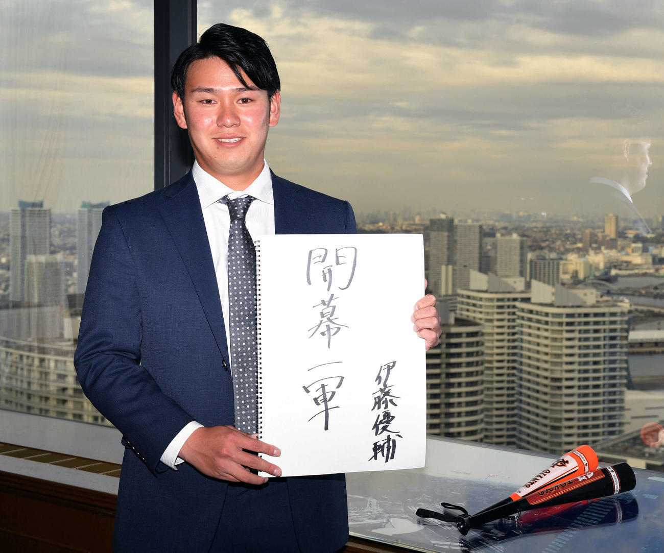 巨人から指名あいさつを受けた巨人ドラフト4位の三菱パワー・伊藤は「開幕一軍」と記す（撮影・滝沢徹郎）