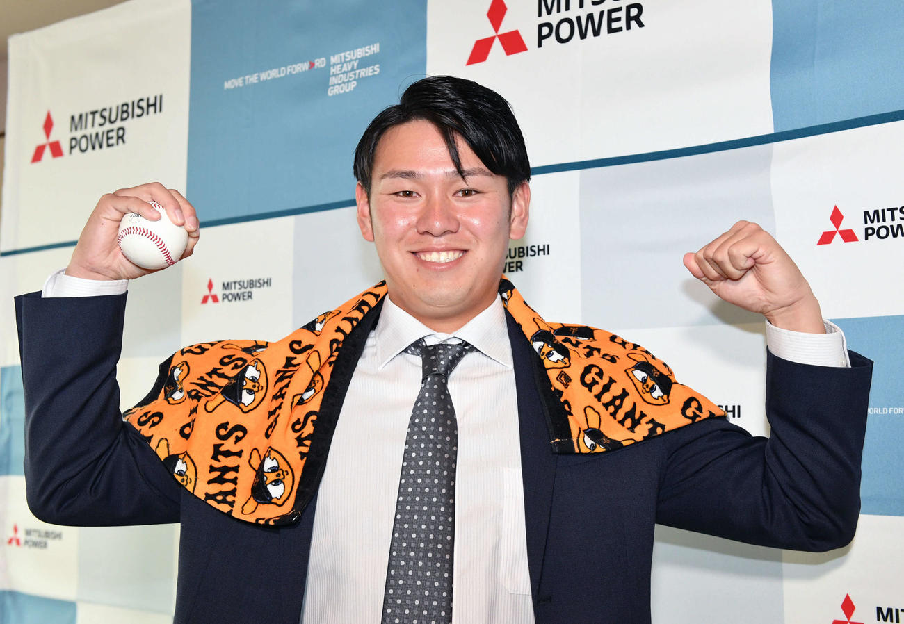 巨人から指名あいさつを受けた巨人ドラフト4位の三菱パワー・伊藤は力強くポーズを決める（撮影・滝沢徹郎）