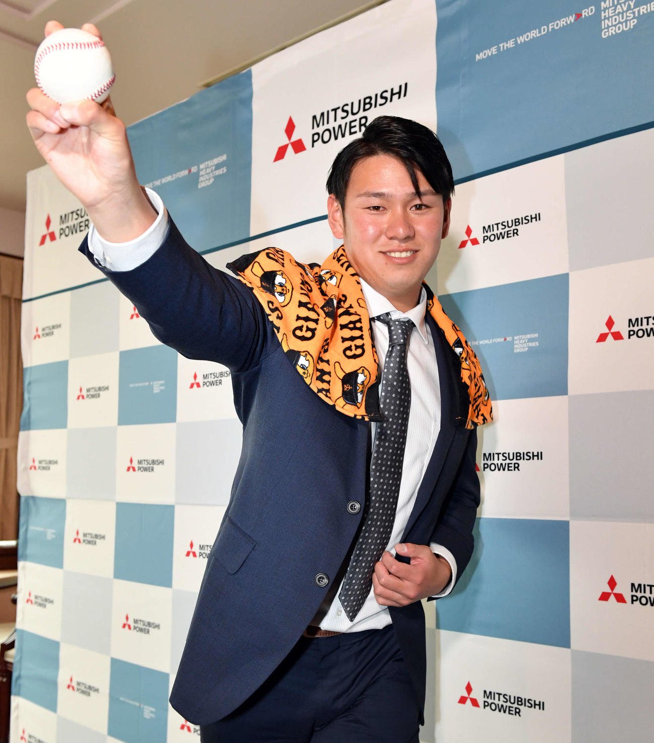 巨人から指名あいさつを受けた巨人ドラフト4位の三菱パワー・伊藤は力強くシャドーピッチングする（撮影・滝沢徹郎）