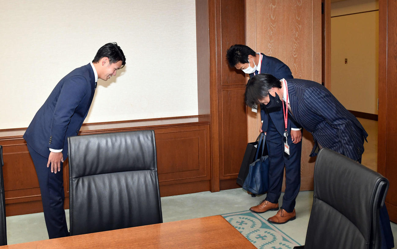 巨人榑松スカウト部長（右手前）と円谷スカウト（右奥）から指名あいさつを受けるドラフト4位の三菱パワー・伊藤（撮影・滝沢徹郎）