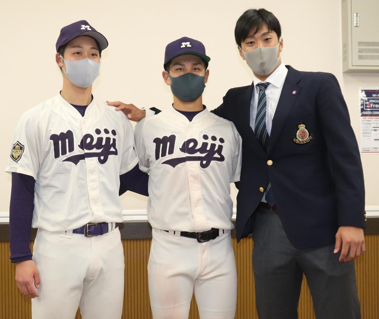 明大対慶大　フレッシュトーナメント決勝戦で明大が優勝。DeNA1位指名の入江（右）も応援に駆け付けた。左から先発の高山、決勝犠飛の久島