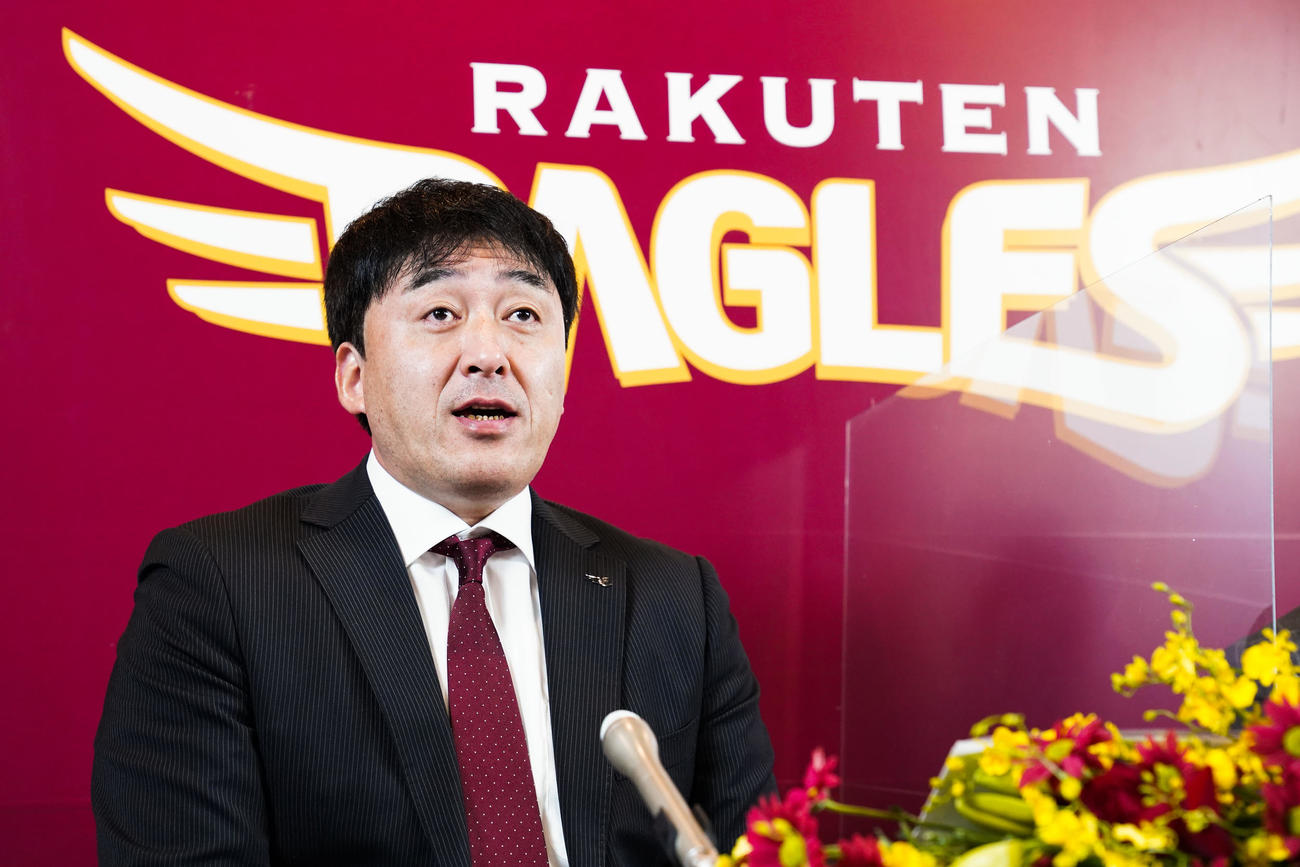 来季から監督を兼任する楽天石井GMは記者会見に臨む（c）Rakuten　Eagles