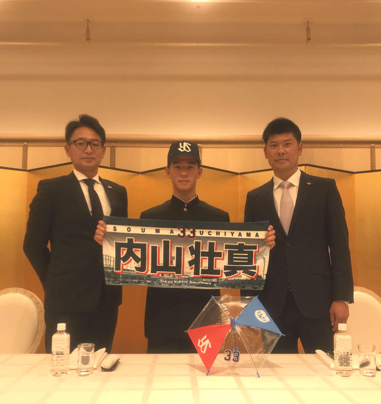 ヤクルトと仮契約を結んだドラフト3位の星稜・内山捕手（中央）