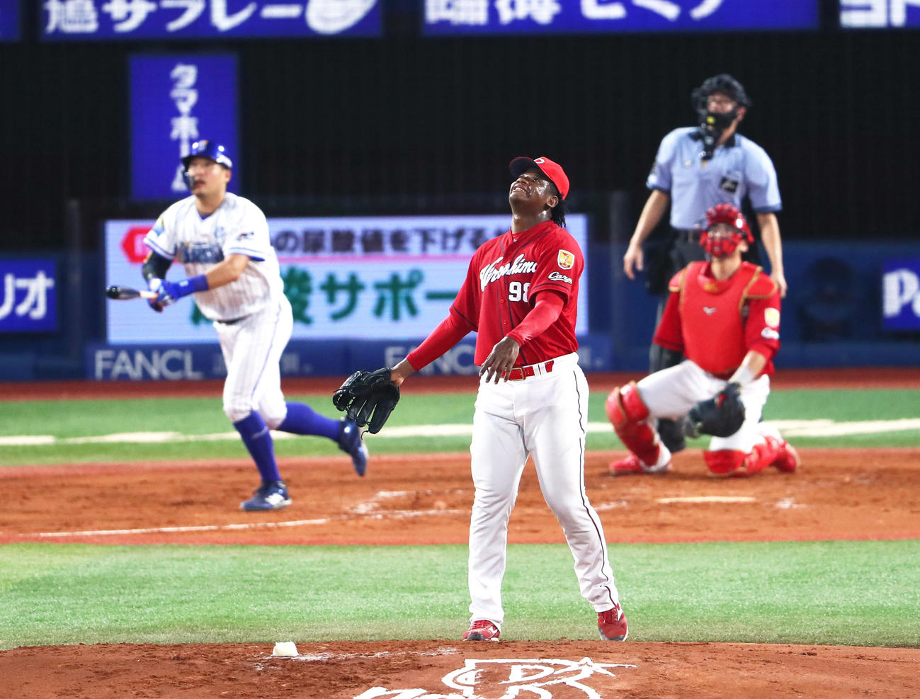DeNA対広島　2回裏DeNA1死一塁、筒香に右越え2点本塁打を浴びるモンティージャ（2019年8月17日撮影）
