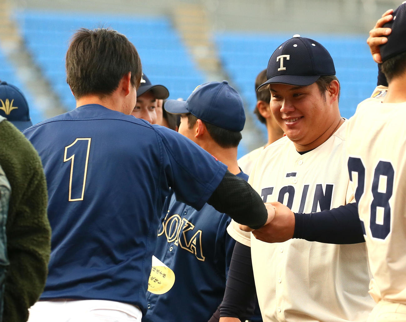 桐蔭横浜大対創価大　試合を終え、笑顔で握手を交わす桐蔭横浜大・渡部（右）と創価大・萩原（撮影・足立雅史）