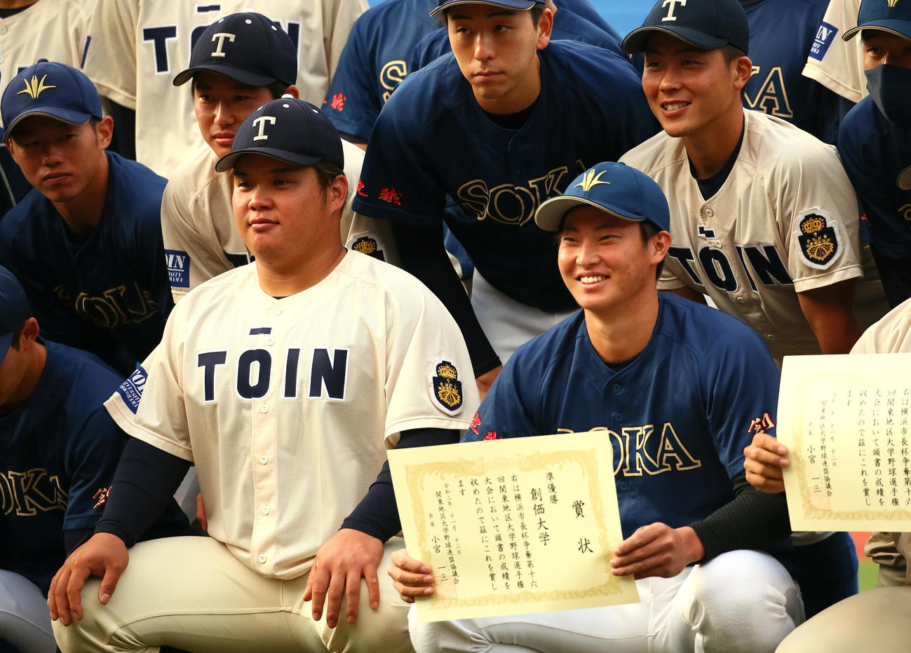 桐蔭横浜大対創価大　両チームそろっての記念撮影に笑顔を見せる桐蔭横浜大・渡部（中央左）と創価大・萩原（同右）（撮影・足立雅史）